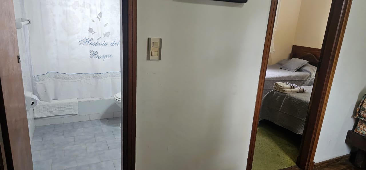 Acceso al baño y al dormitorio del departamento