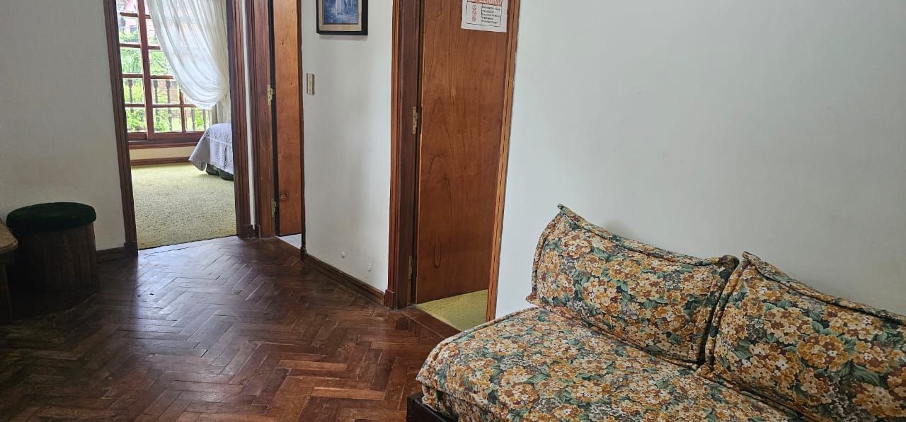 Estar del departamento con sillón