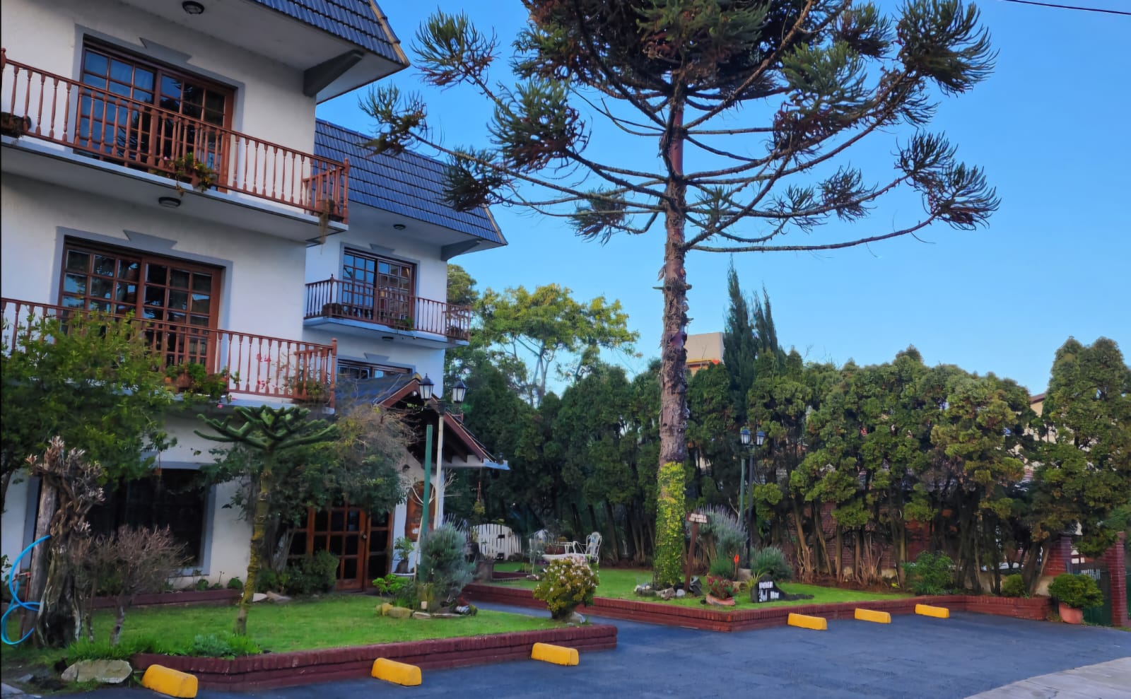 Frente de Helen del Mar y su jardín en Villa Gesell